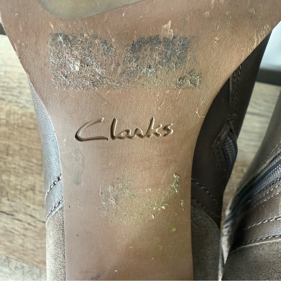 CLARKS Kaci’s Garnet Taupe Nutmeg Leather Suede Booties Block Heel Buckle Size 8 - Picture 9 of 16
